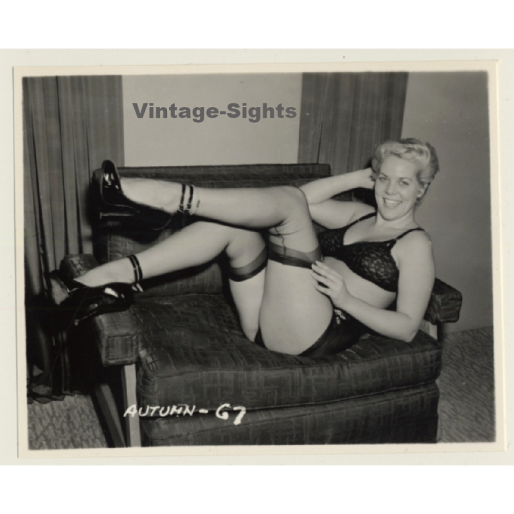 Irving Klaw: Happy Blonde Female On Lounge Chair AUTUMN-67 / Pin-Up - BDSM (Vintage Photo USA)