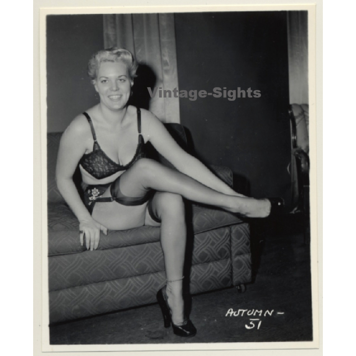 Irving Klaw: Shorthaired Blonde In Black Lingerie AUTUMN-51 / Pin-Up - BDSM (Vintage Photo USA)