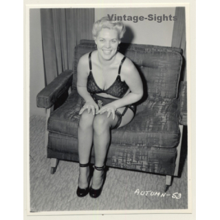 Irving Klaw: Happy Shorthaired Blonde In Black Lingerie AUTUMN-53 / Pin-Up - BDSM (Vintage Photo USA)