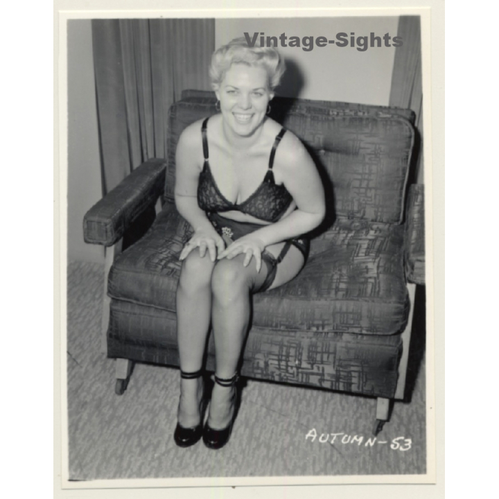 Irving Klaw: Happy Shorthaired Blonde In Black Lingerie AUTUMN-53 / Pin-Up - BDSM (Vintage Photo USA)