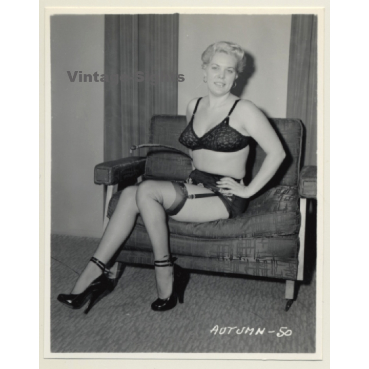 Irving Klaw: Racy Shorthaired Blonde In Lounge Chair AUTUMN-50 / Pin-Up - BDSM (Vintage Photo USA)