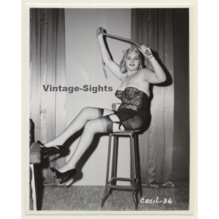 Irving Klaw: Chubby Blonde Mistress On Bar Stool - Whip CECIL-36 / Pin-Up - BDSM (Vintage Photo USA)