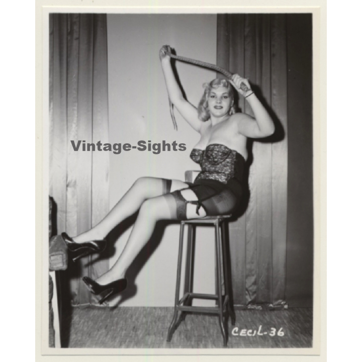 Irving Klaw: Chubby Blonde Mistress On Bar Stool - Whip CECIL-36 / Pin-Up - BDSM (Vintage Photo USA)