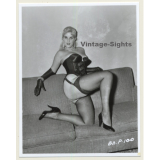 Irving Klaw: Racy Blonde On Couch - Big Butt BA.P-100 / Pin-Up - BDSM (Vintage Photo USA)