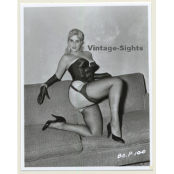 Irving Klaw: Racy Blonde On Couch - Big Butt BA.P-100 / Pin-Up - BDSM (Vintage Photo USA)