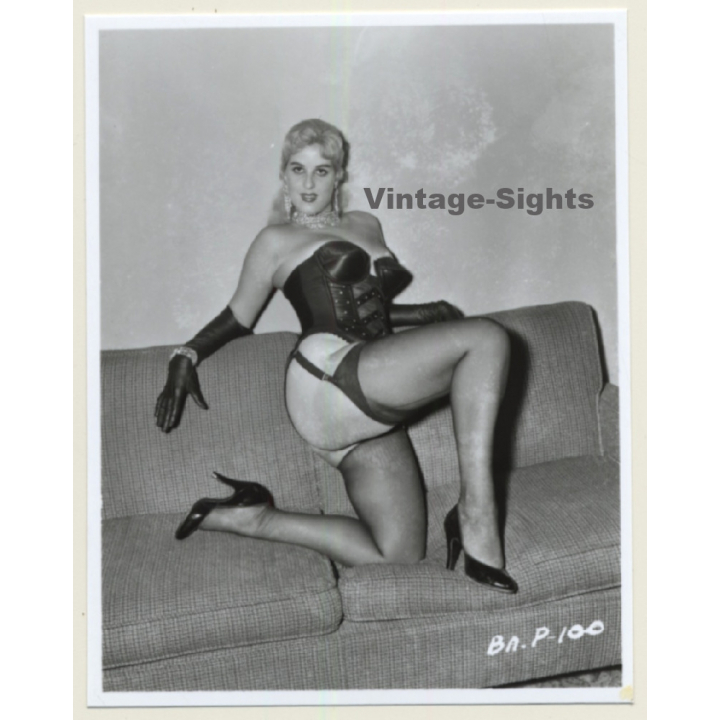 Irving Klaw: Racy Blonde On Couch - Big Butt BA.P-100 / Pin-Up - BDSM (Vintage Photo USA)