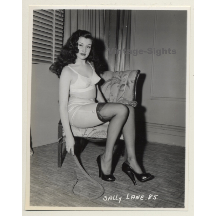 Irving Klaw: Mistress In White Lingerie - Whip SALLY LANE.85 / Pin-Up - BDSM (Vintage Photo USA)