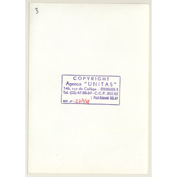 Congo: Indigenous Men Doing Laundry Outdoors (Vintage Press Photo 1968)