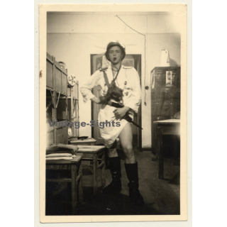 Queer German Soldier Shows Leg / WW2 - Gay INT (Vintage Photo 1930s/1940s)
