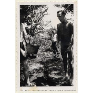 Nude Soldier Waiting To Be Showered With Cold Water / WW2 - Gay INT (Vintage Photo 1930s/1940s)