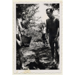 Nude Soldier Waiting To Be Showered With Cold Water / WW2 - Gay INT (Vintage Photo 1930s/1940s)