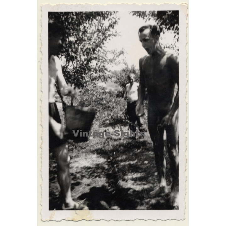 Nude Soldier Waiting To Be Showered With Cold Water / WW2 - Gay INT (Vintage Photo 1930s/1940s)