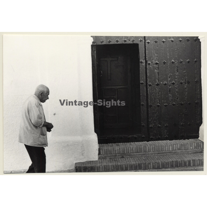 Lydia Nash: Older Spanish Man In Front Of Church Entrance / Cross (Vintage Photo 1980s)