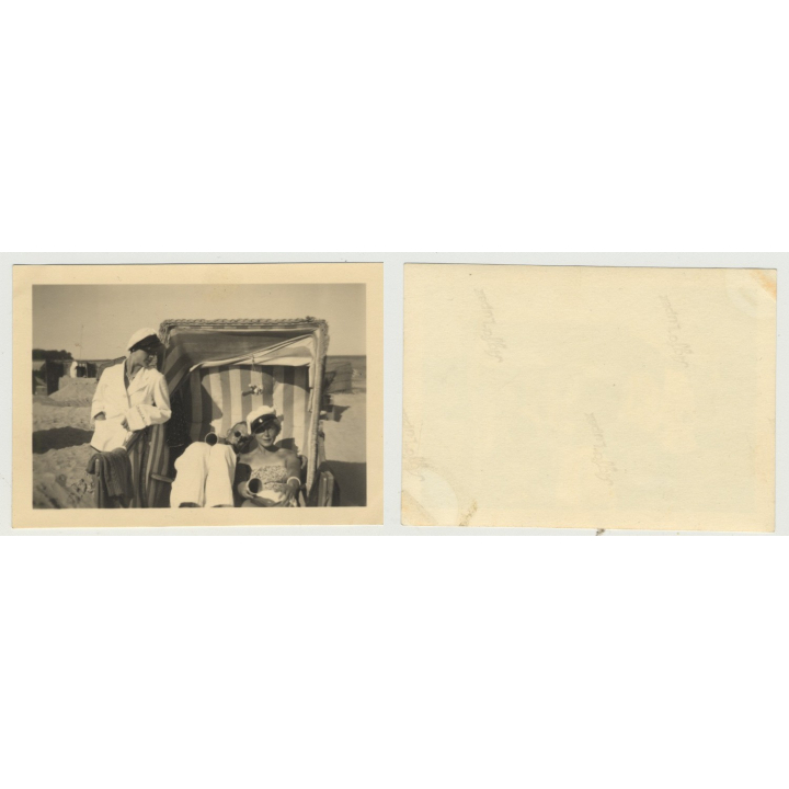 Stylish Couple & Girlfriend In Beach Basket (Vintage Photo 1950s)