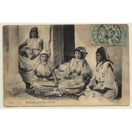 North Africa: Mauresques Dans Leures Intérieur / Traditional Garbs (Vintage PC 1907)