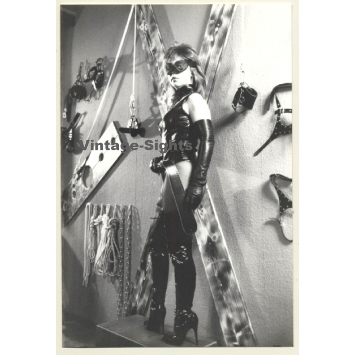 Slim Mistress In Her Studio*8 / Lacquer Outfit - BDSM Equipment (Vintage Photo ~1990s)