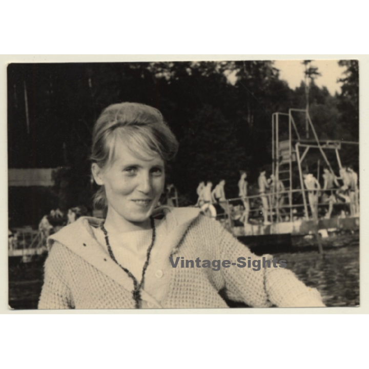 Berlin: Cheeky Blonde In Front Of Diving Platform / Pin-up (Vintage Photo ~1950s/1960s)