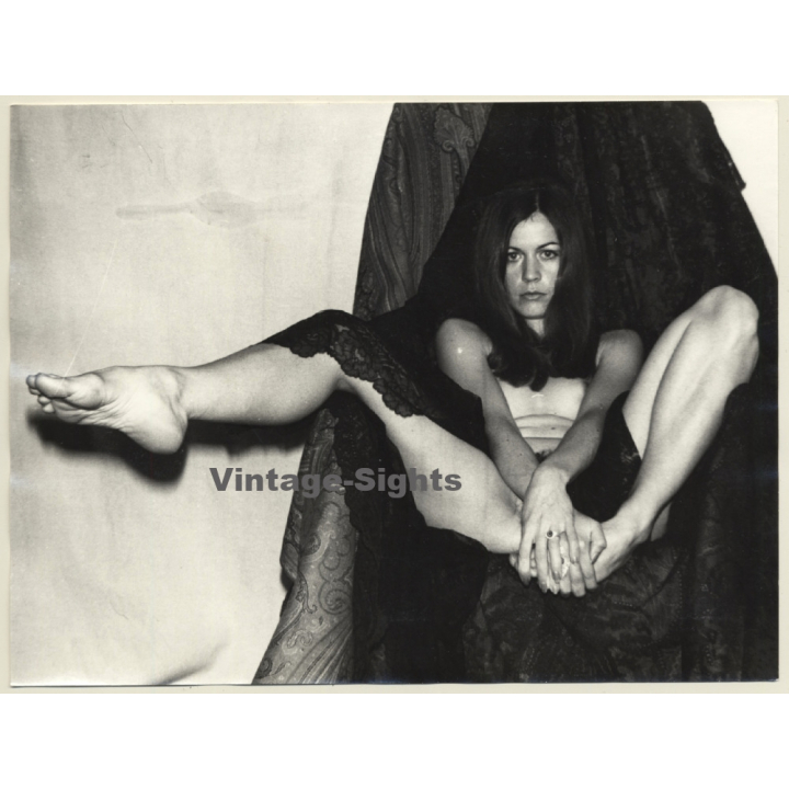 Intense Take Of Pretty Nude On Chair / Lace (Large Vintage Photo 1960s/1970s)