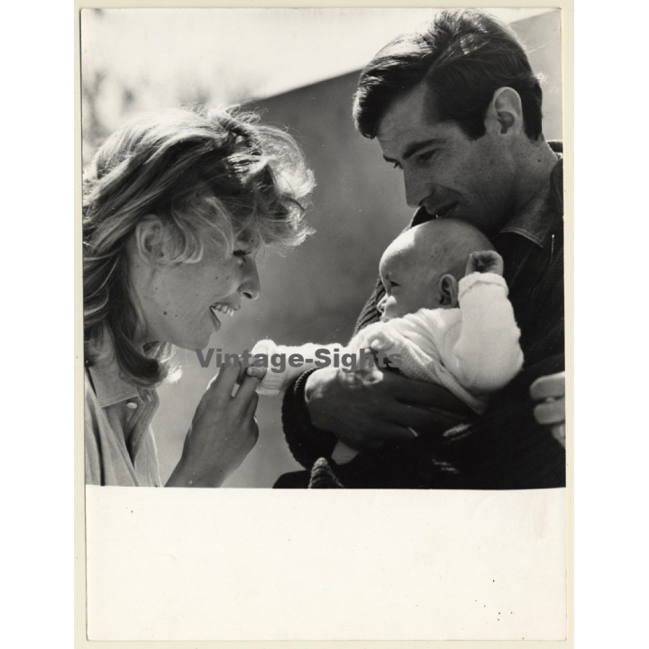 Roger Vadim With Annette Stroyberg & Baby Girl Nathalie (Vintage Press Photo 1957)