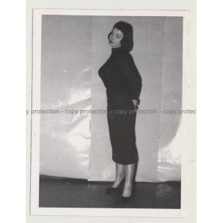 Pretty Model From The 50s Undresses 1 / Big Boobs (Vintage Photo B/W 1950s)