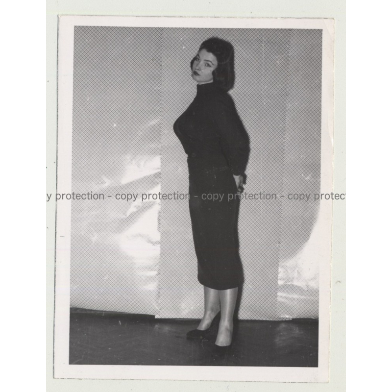 Pretty Model From The 50s Undresses 1 / Big Boobs (Vintage Photo B/W 1950s)