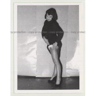 Pretty Model From The 50s Undresses 2 / Shows Leg (Vintage Photo B/W 1950s)