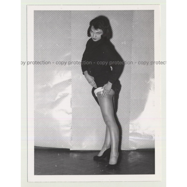 Pretty Model From The 50s Undresses 2 / Shows Leg (Vintage Photo B/W 1950s)