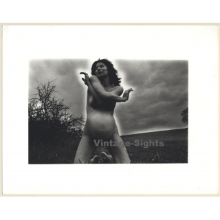 Jerri Bram (1942): Artistic Take Of Pregnant Nude Kneeling Meadow (Vintage Photo ~1970s)