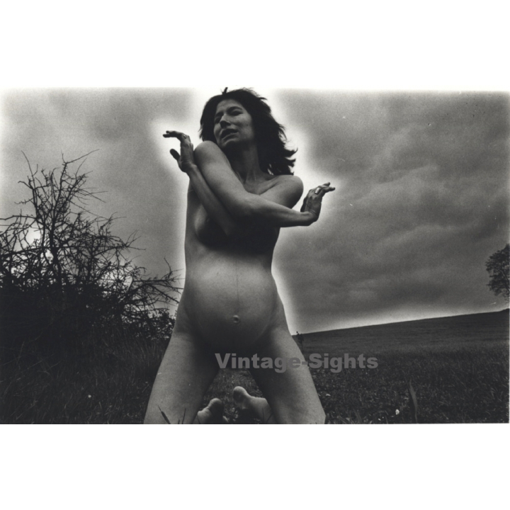 Jerri Bram (1942): Artistic Take Of Pregnant Nude Kneeling Meadow (Vintage Photo ~1970s)