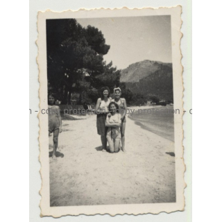 Mallorca - Playa Formentor: 3 Girls & Beach (Vintage Photo B/W 1946)