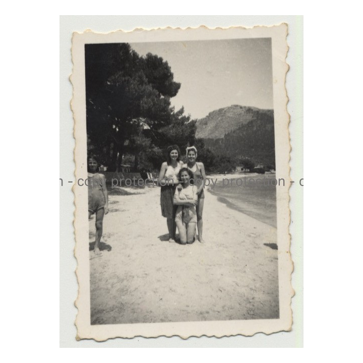 Mallorca - Playa Formentor: 3 Girls & Beach (Vintage Photo B/W 1946)
