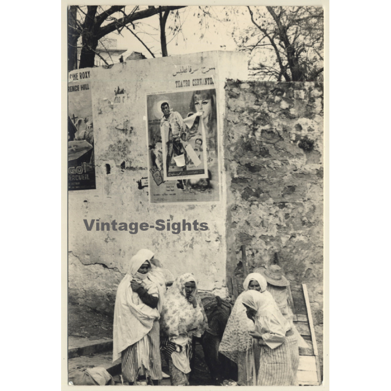 Jerri Bram (1942): Veiled Women In Front Of Old Wall (Vintage Photo 1960s/1970s)