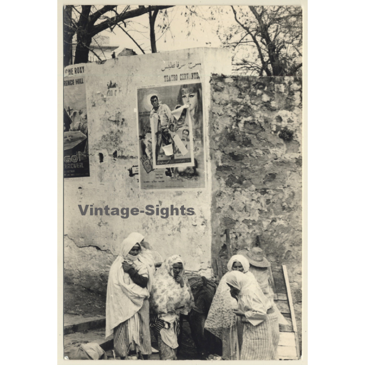 Jerri Bram (1942): Veiled Women In Front Of Old Wall (Vintage Photo 1960s/1970s)