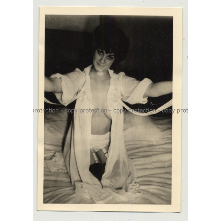 Darkhaired Beauty Opens Night Gown / Boobs - Suspenders (Vintage Photo B/W 50s)