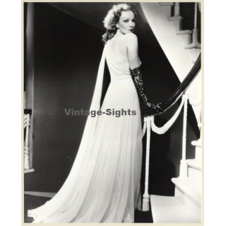 Great Take Of Marlene Dietrich In White Robe (Vintage Press Photo 1970s/1980s)