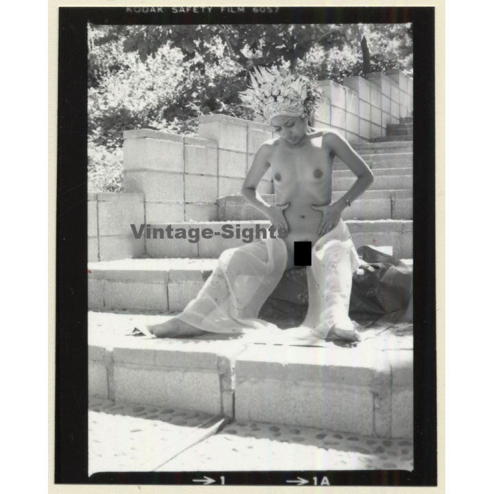 Pretty Indian Nude With Headdress & Scarf *16 (Vintage Contact Sheet Photo 1970s)