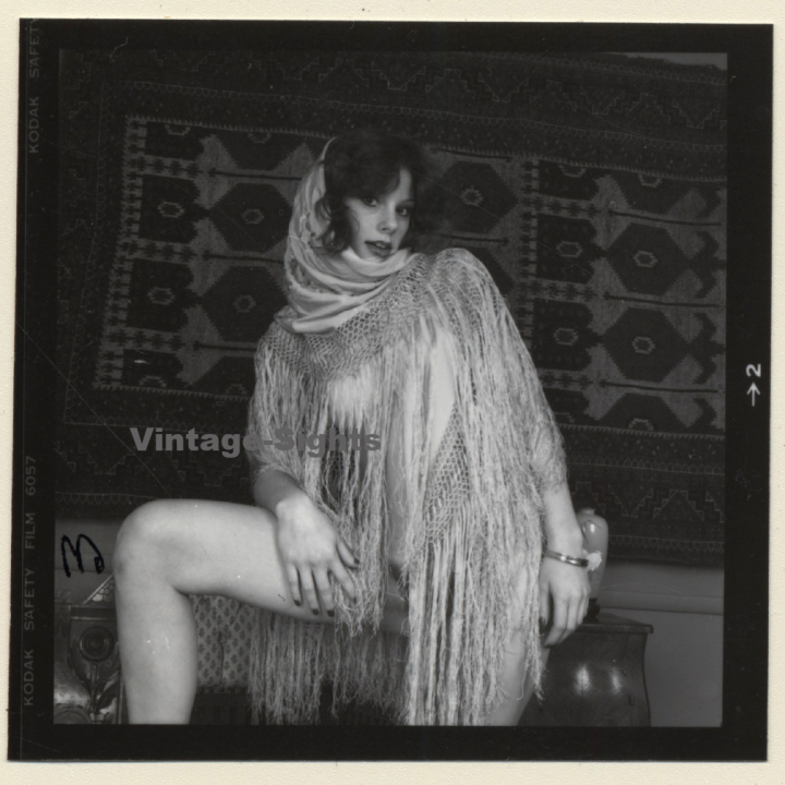 Beautiful Semi Nude With Fancy Top*1 / Eyes (Vintage Contact Sheet Photo 1970s)
