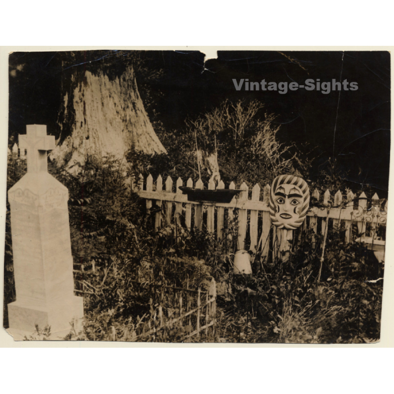 Vancouver: Queerest Cemetery In The World / Indian Burial Ground (Vintage Photo 1920s/1930s)