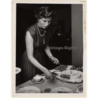 Ingrid Bergman Slicing Birthday Cake Of Her Twins Isabella & Isotta*2 (Vintage Press Photo 1953)