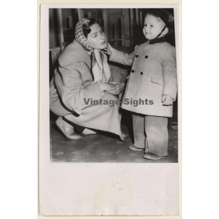 Ingrid Bergman & Her Son Robertino Rosselini (Vintage Press Photo 1951)