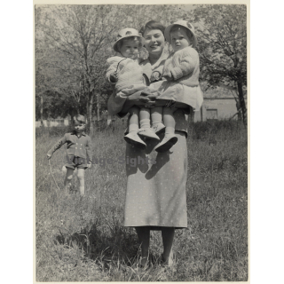 Ingrid Bergman With Isabella, Isotta & Robertino Rosselini (Vintage Press Photo 1950s)
