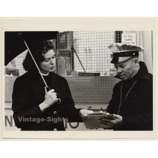 Ingrid Bergman & Security Guard At Set Of Cactus Flower (Vintage Press Photo 1969)