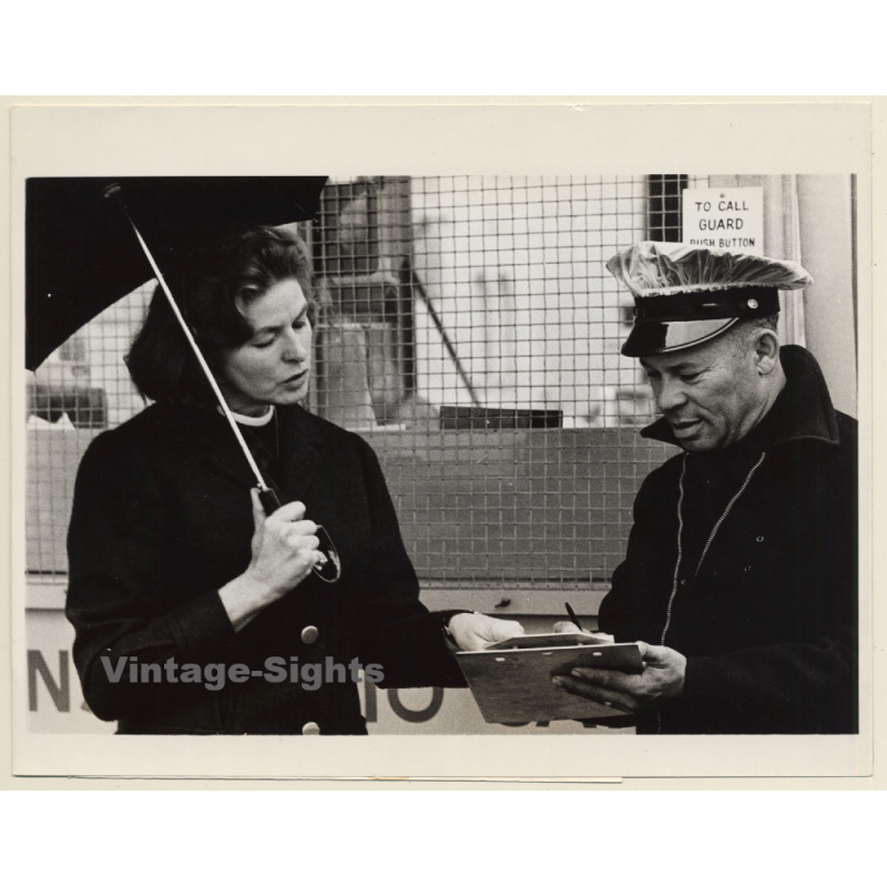 Ingrid Bergman & Security Guard At Set Of Cactus Flower (Vintage Press Photo 1969)