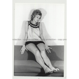 Sweet Shorthaired Blonde In Negligee / Legs & Toes (Vintage Photo B/W 1960s/1970s)