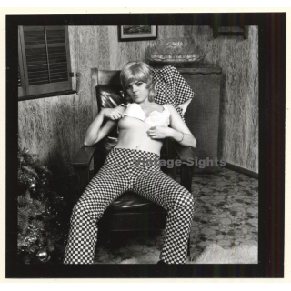 Erotic Model Candy Vaughan Undresses*4 / Flashing Boob (Vintage Contact Sheet Photo 1972)