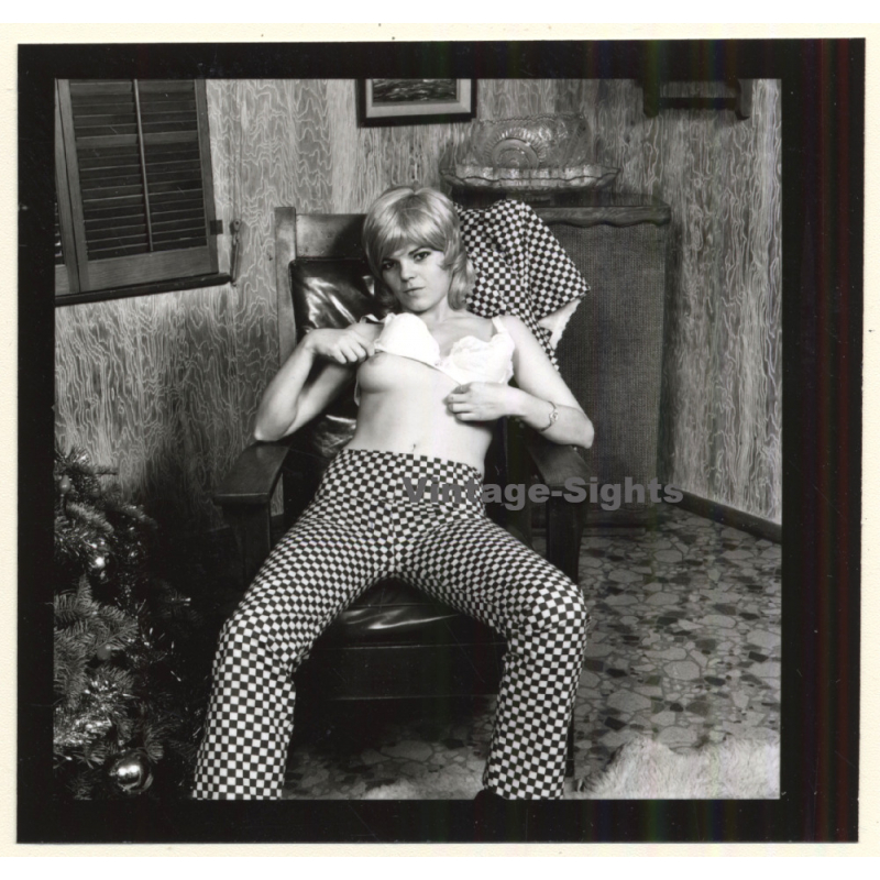 Erotic Model Candy Vaughan Undresses*4 / Flashing Boob (Vintage Contact Sheet Photo 1972)