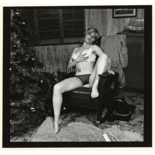 Erotic Model Candy Vaughan Undresses*9 / Bra - Boobs (Vintage Contact Sheet Photo 1972)