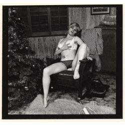 Erotic Model Candy Vaughan Undresses*9 / Bra - Boobs (Vintage Contact Sheet Photo 1972)
