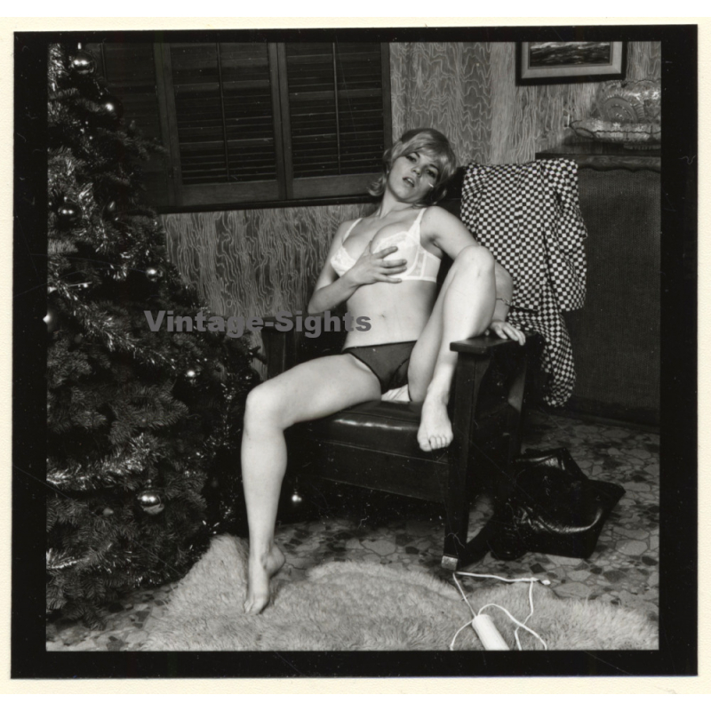 Erotic Model Candy Vaughan Undresses*9 / Bra - Boobs (Vintage Contact Sheet Photo 1972)