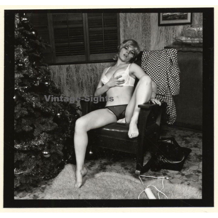 Erotic Model Candy Vaughan Undresses*9 / Bra - Boobs (Vintage Contact Sheet Photo 1972)